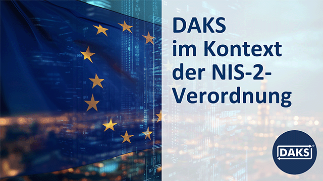 Texttafel 'DAKS im Kontext der NIS-2-Verordnung' vor einer halbtransparenten Europaflagge und einer nächtlich erleuchteten Stadt