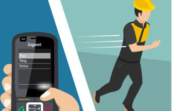 im linken Bildabschnitt drückt eine Hand am Telefon auf "Bestätigen"; im rechten Bildabschnitt rennt ein Arbeiter mit Schutzhelm