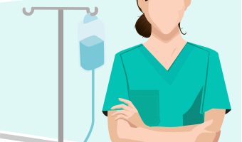 Krankenschwester steht selbstbewusst vor Infusionsständer