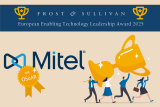 Mitel-Logo, an dem ein goldenes Abzeichen mit der Aufschrift "mit OScAR" hängt; daneben eine isometrische Darstellung von Menschen, die einen großen Pokal tragen