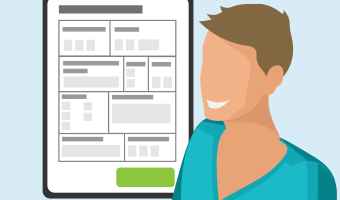 Pfleger neben Tablet mit digitalem Aufnahmeformular