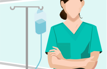 Krankenschwester steht selbstbewusst vor Infusionsständer