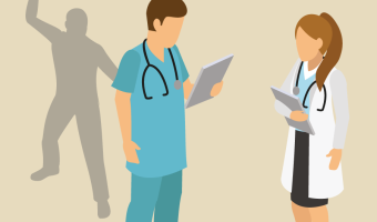 Gesprächssituation zwischen Pfleger und Ärztin, im Hintergrund die Silhouette eines Angreifers