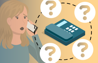 Frau am Handy neben Telefon umringt von vier Fragezeichen