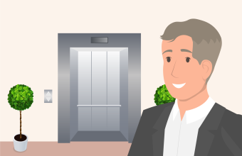 Mann im Anzug steht lächelnd vor einem Aufzug