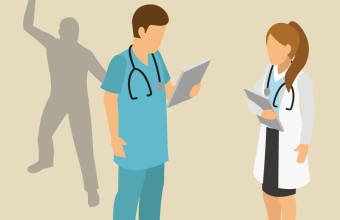 Gesprächssituation zwischen Pfleger und Ärztin, im Hintergrund die Silhouette eines Angreifers