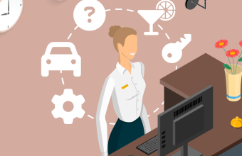 Hotelangestellte steht l&auml;chelnd an der Rezeption